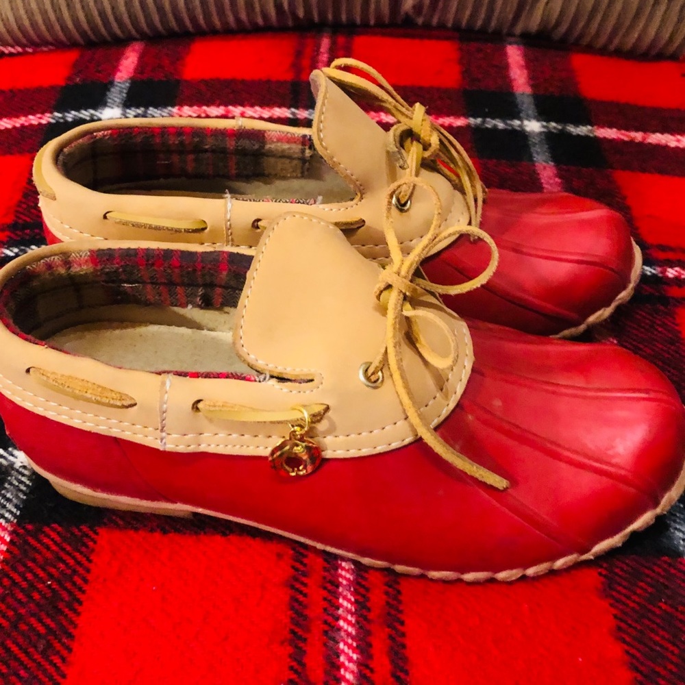 Duck Shoes, Daria, Red with leather upper half w/Tie vamped and emblem, size 7